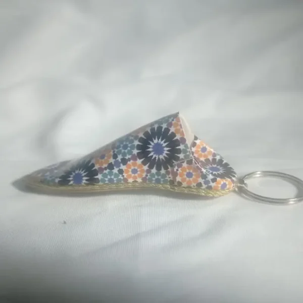 Porte-clés berbère en forme de babouche avec motifs zellige marocain
