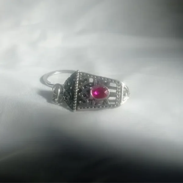 Porte-clés berbère avec pierre rouge symbolique amazighe