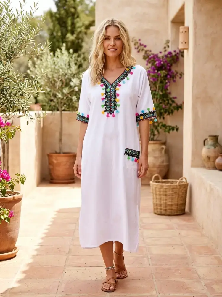 Robe berbère blanche femme – Broderies colorées et pompons